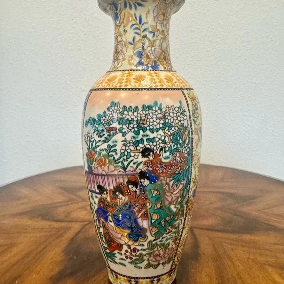 Japanese Satsuma Geisha Girl Porcelain Vase 9 1/2 Inches - Picture 4 of 10